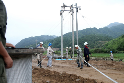 6月23日，浦城县供电公司抢修人员在管厝乡高源村重新架设线路。（李义友）.jpg